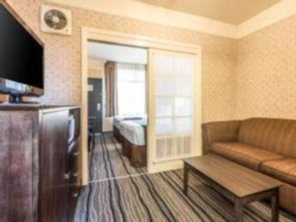 Ramada Suites By Wyndham San Diego Bagian luar foto
