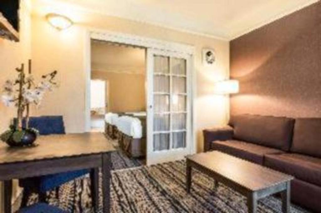 Ramada Suites By Wyndham San Diego Bagian luar foto