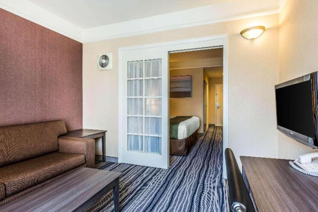 Ramada Suites By Wyndham San Diego Bagian luar foto