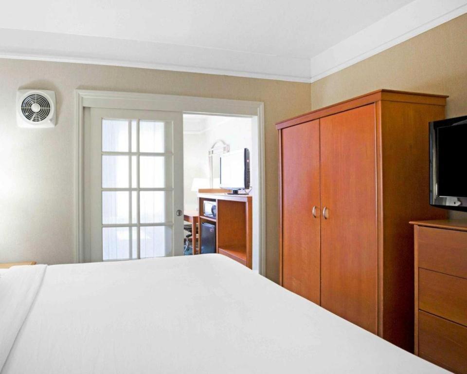 Ramada Suites By Wyndham San Diego Bagian luar foto