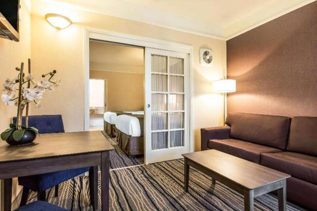 Ramada Suites By Wyndham San Diego Bagian luar foto
