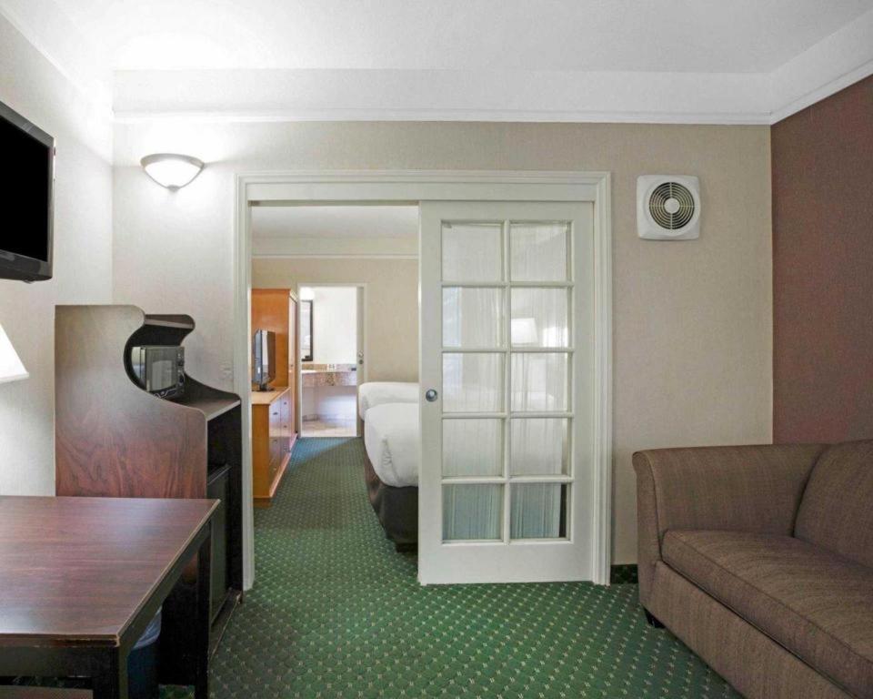 Ramada Suites By Wyndham San Diego Bagian luar foto