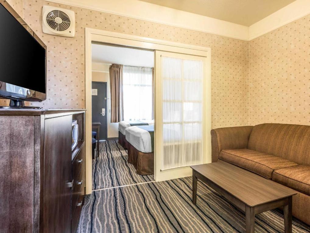 Ramada Suites By Wyndham San Diego Bagian luar foto