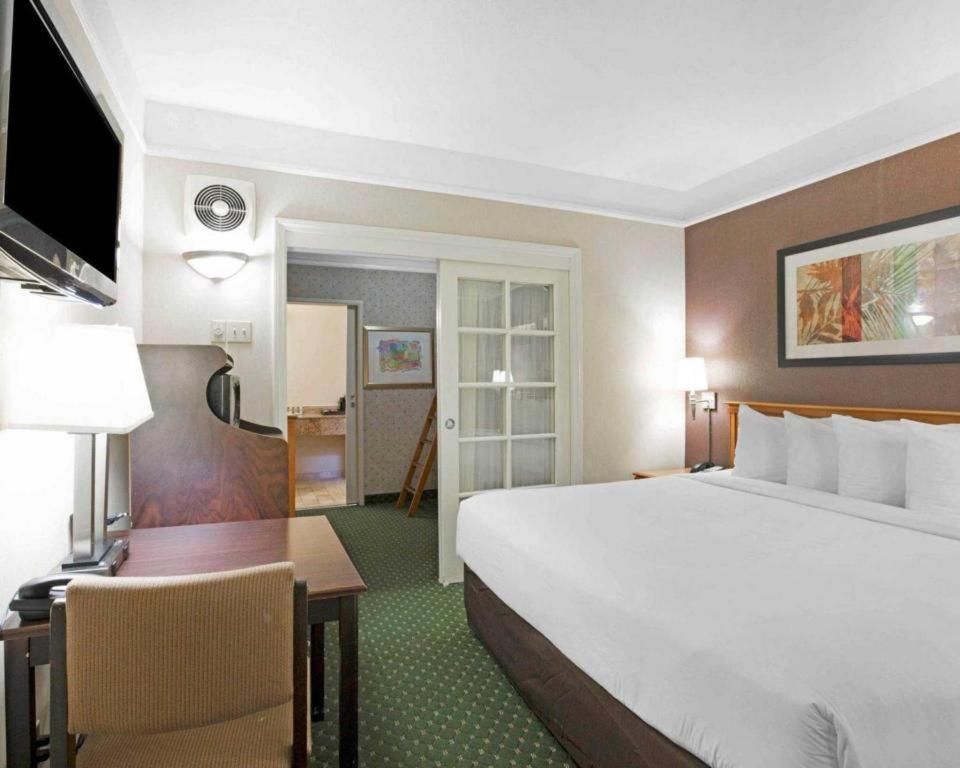 Ramada Suites By Wyndham San Diego Bagian luar foto