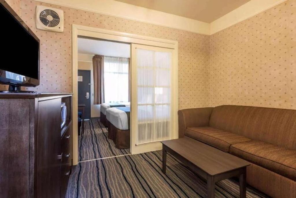 Ramada Suites By Wyndham San Diego Bagian luar foto